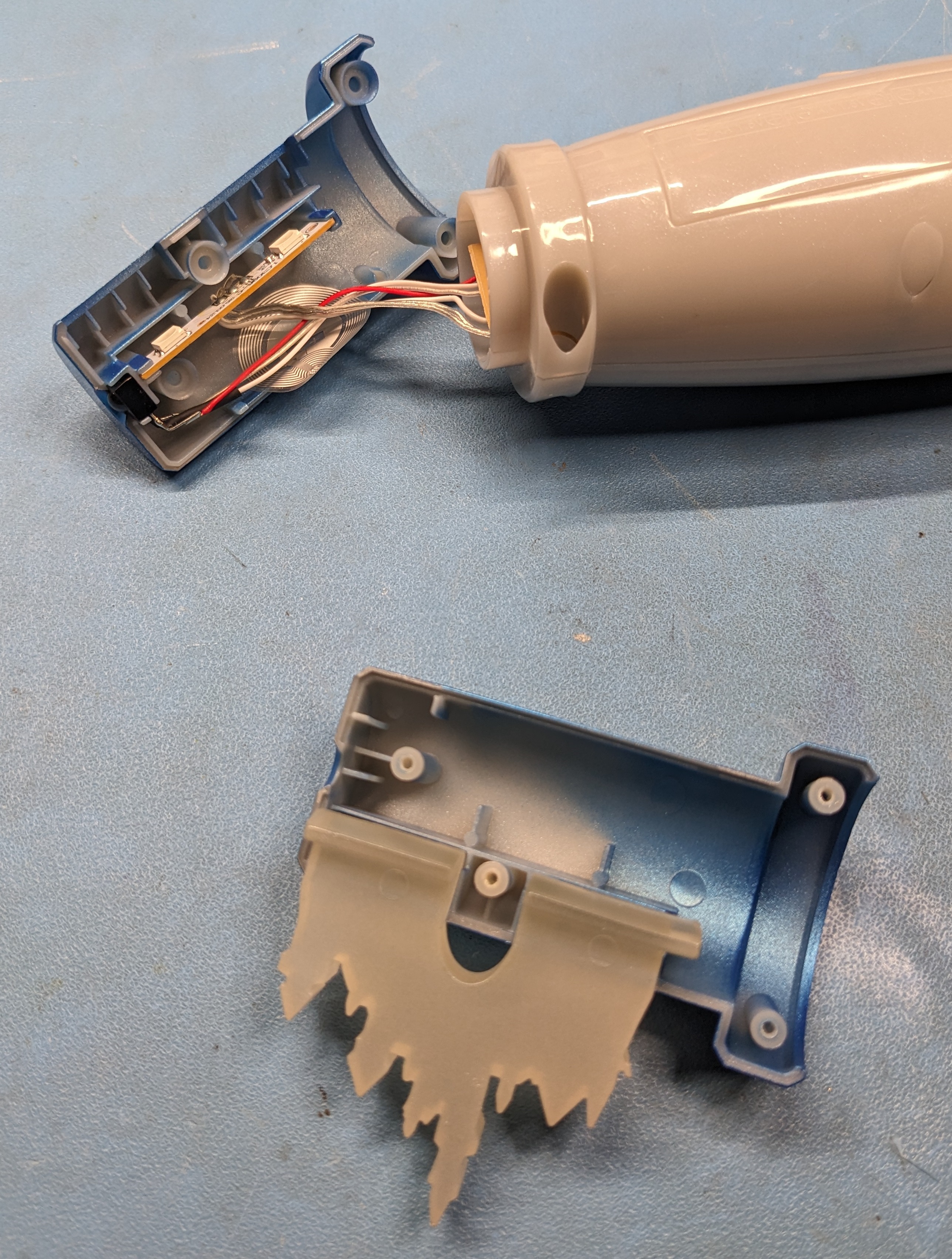 Key head disassembled to show the NFC tag and IR receiver